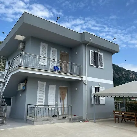 Guest Kolaj Penzion Baks-Rrjoll